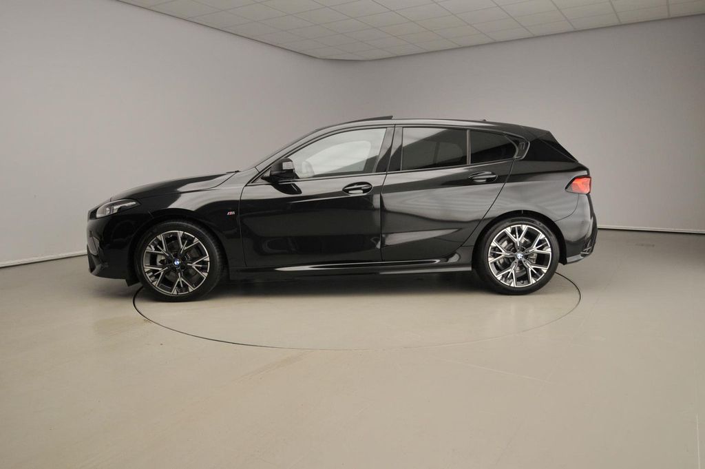 BMW 120 2025