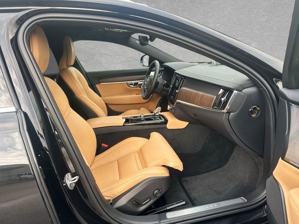 Volvo V90 2025