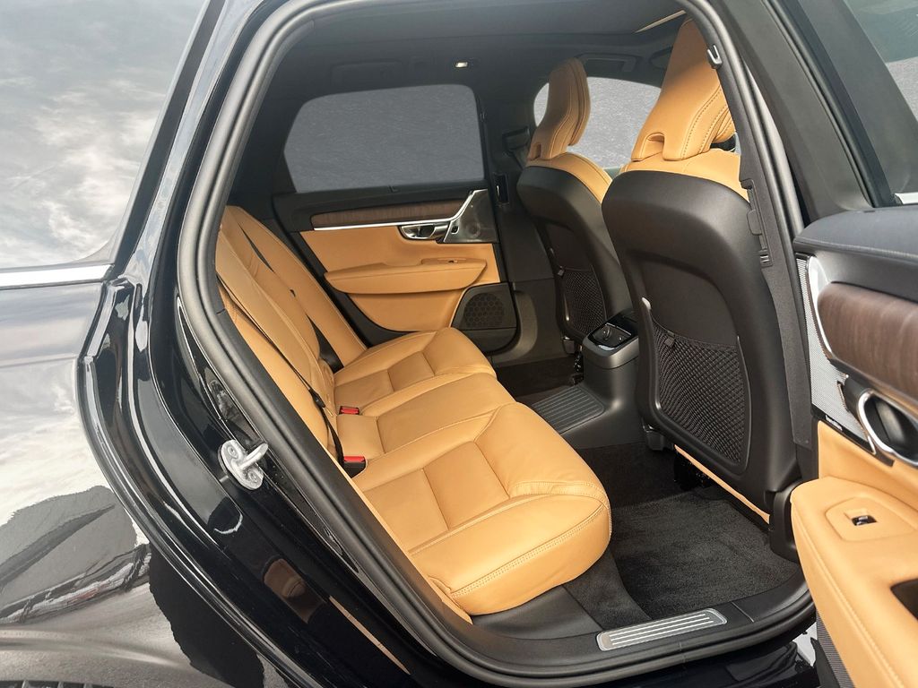 Volvo V90 2025