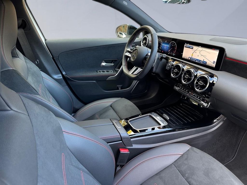 Mercedes-Benz A 180 2025