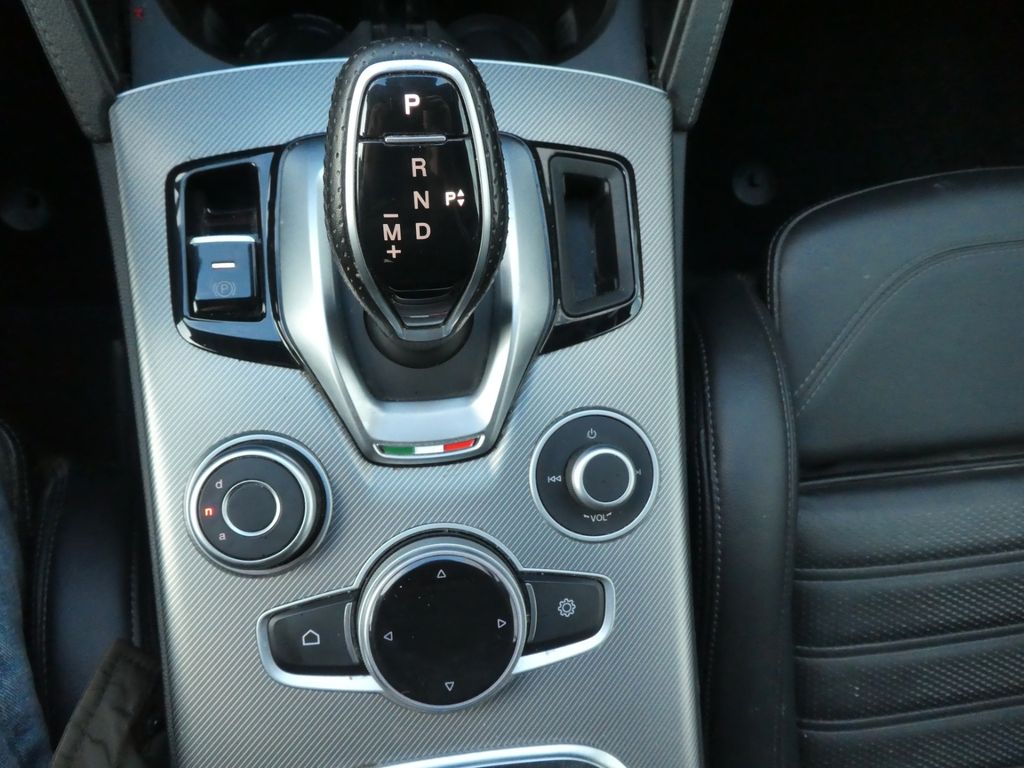 Alfa Romeo Stelvio 2023