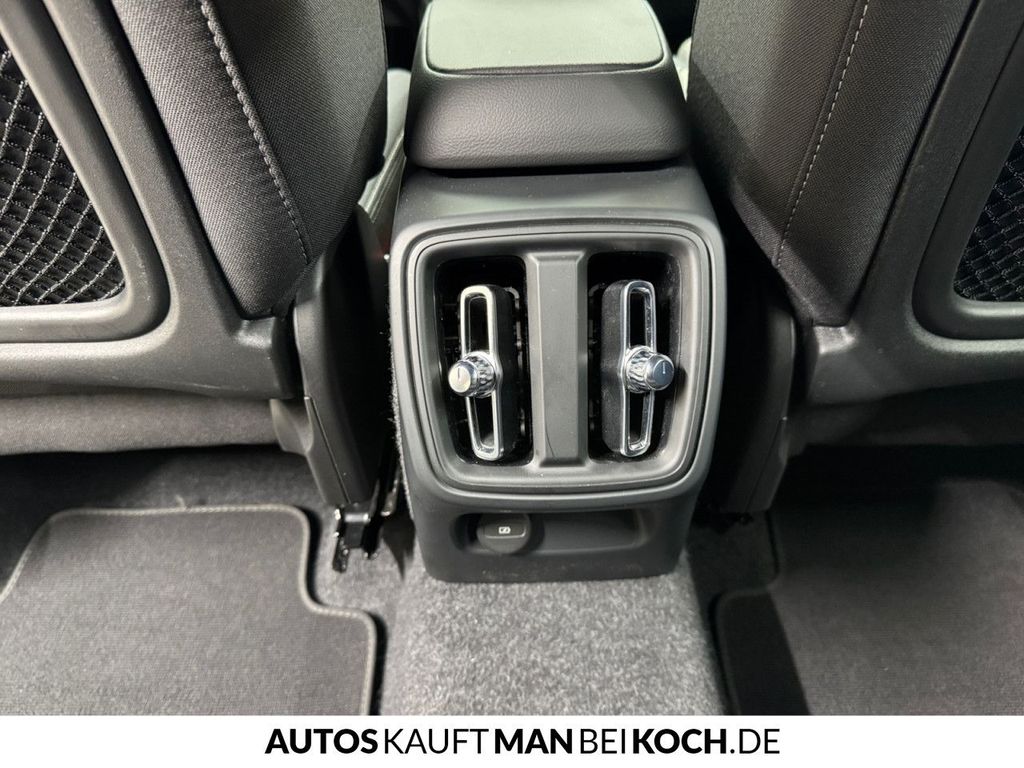 Volvo XC40 2025