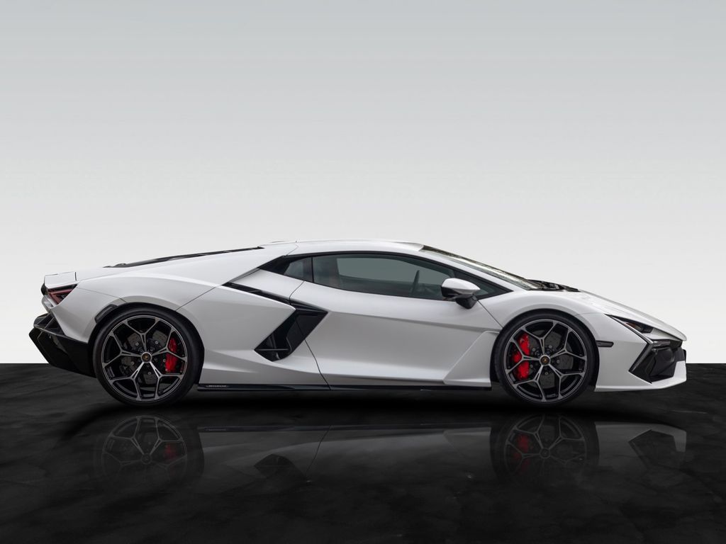 Lamborghini Revuelto 2024