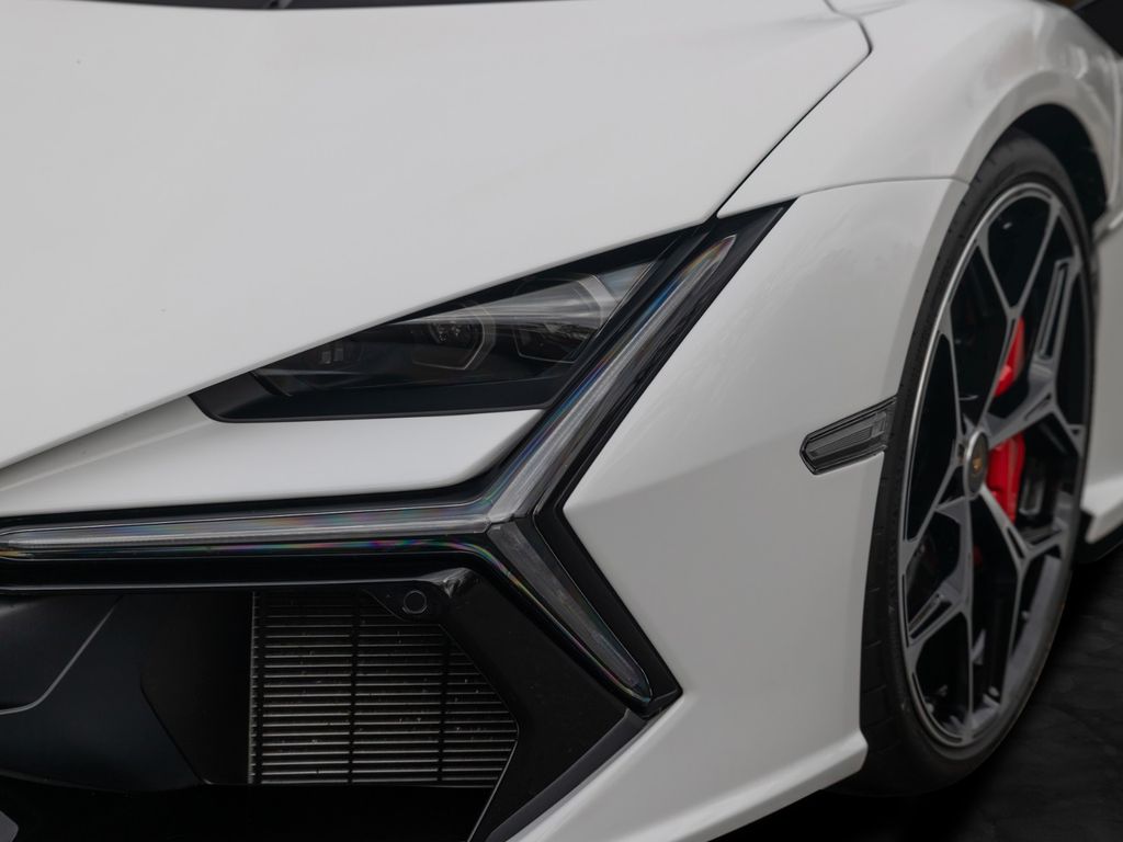 Lamborghini Revuelto 2024