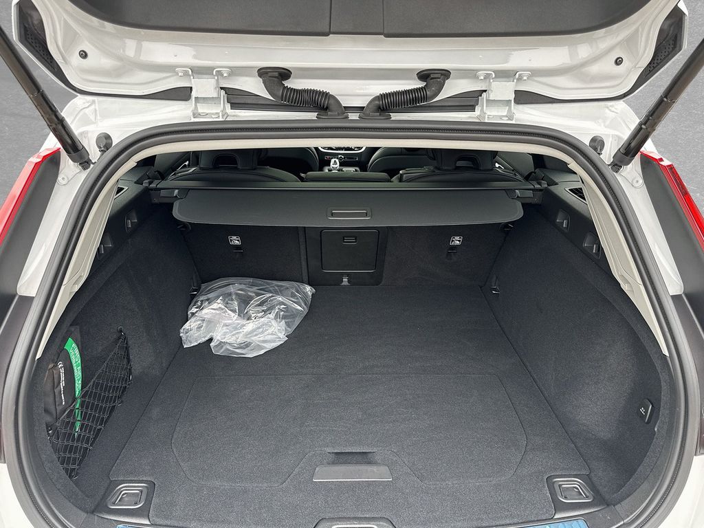 Volvo V60 2025