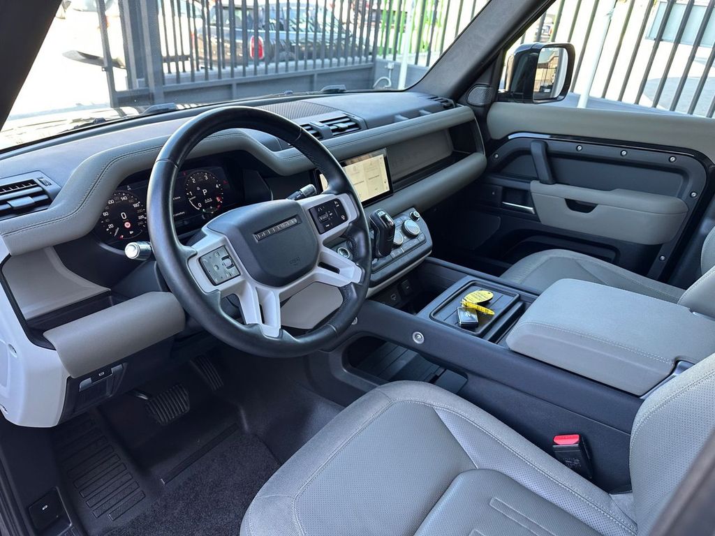 Land Rover Defender 2021