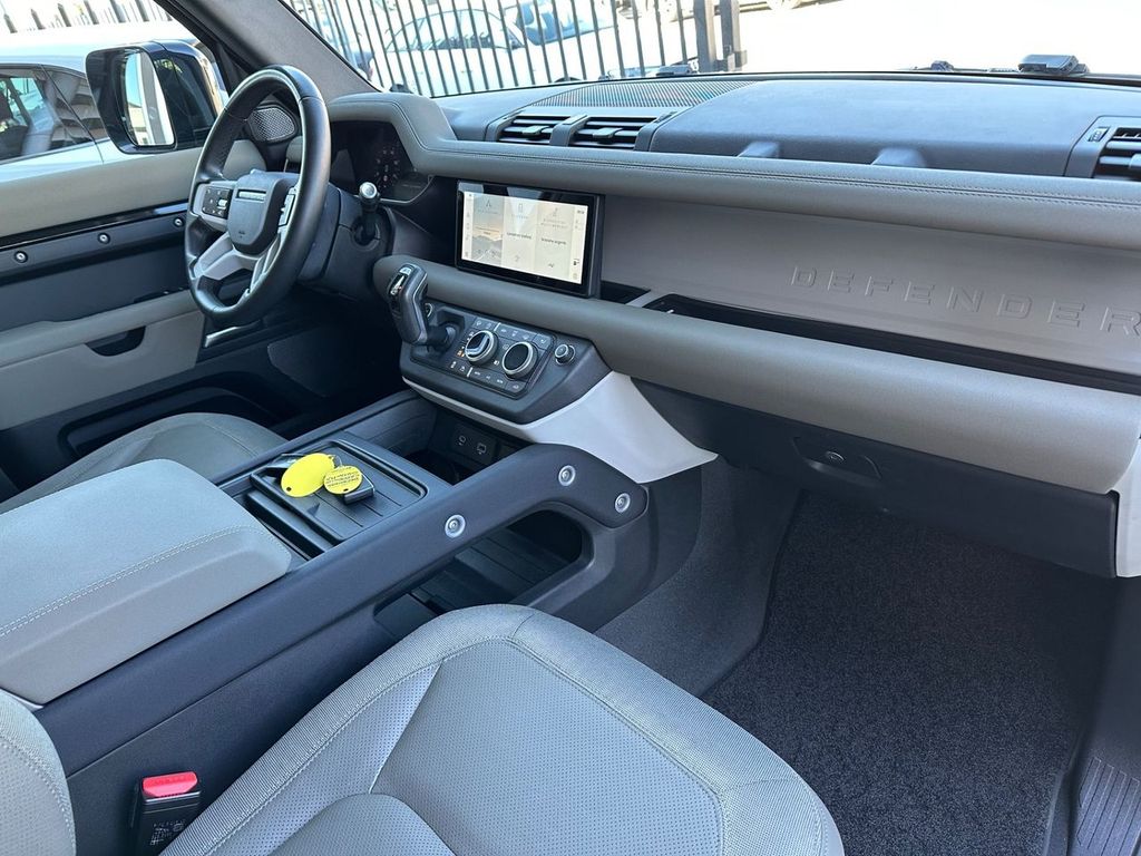 Land Rover Defender 2021