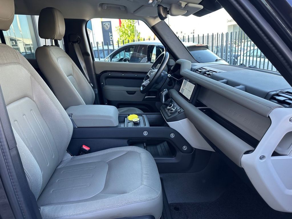 Land Rover Defender 2021