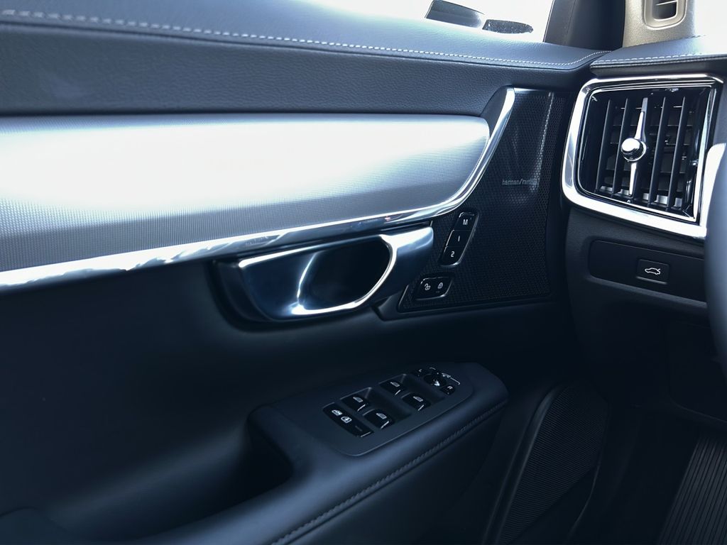 Volvo V90 2024