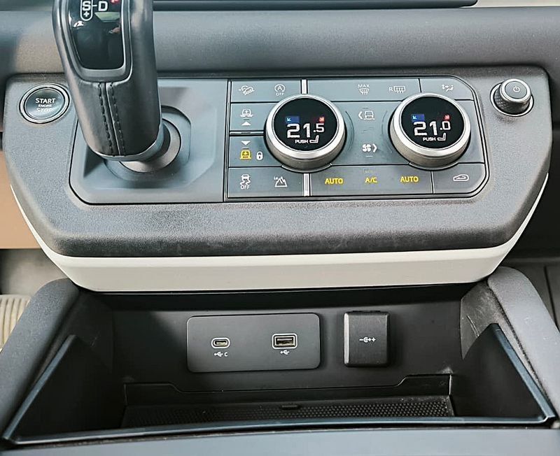 Land Rover Defender 2023