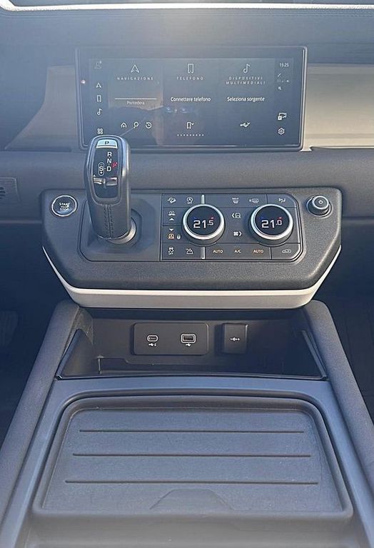 Land Rover Defender 2023