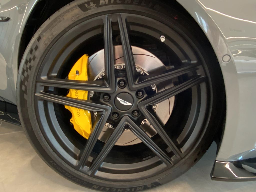 Aston Martin V8 Vantage 2025