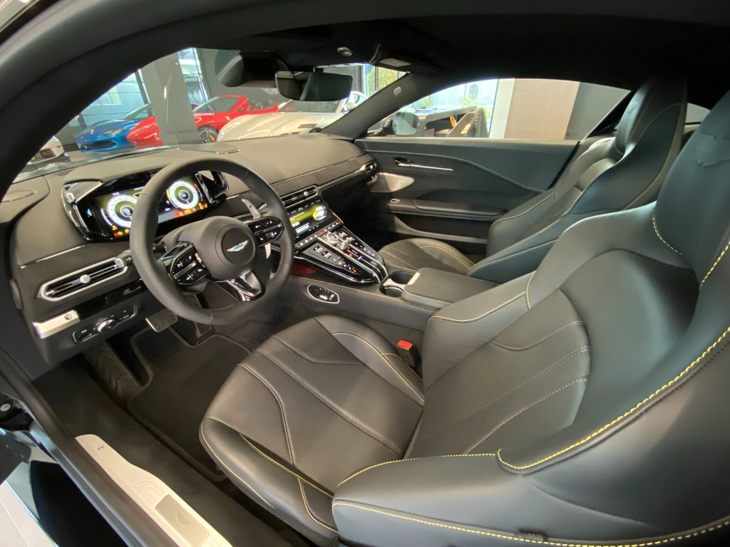 Aston Martin V8 Vantage 2025