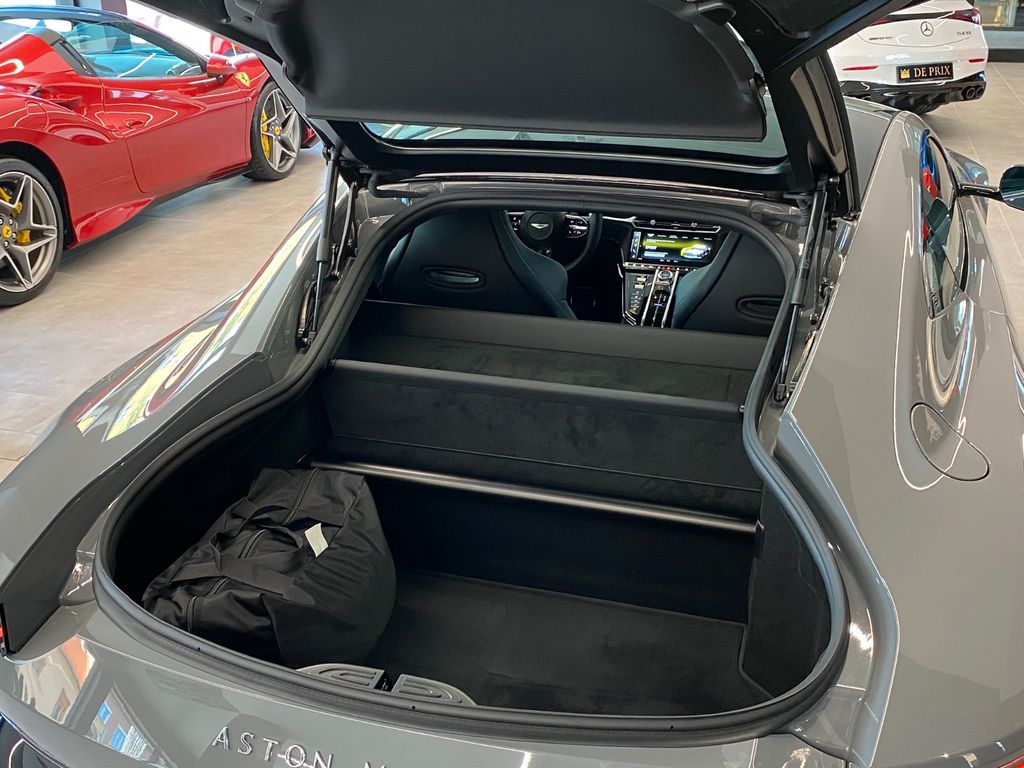 Aston Martin V8 Vantage 2025