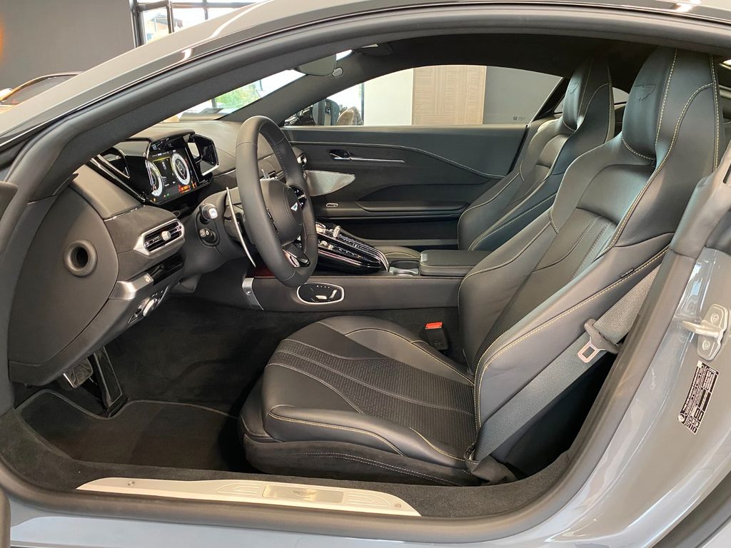 Aston Martin V8 Vantage 2025