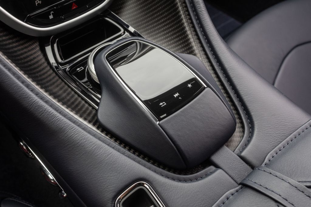 Aston Martin DBS 2019