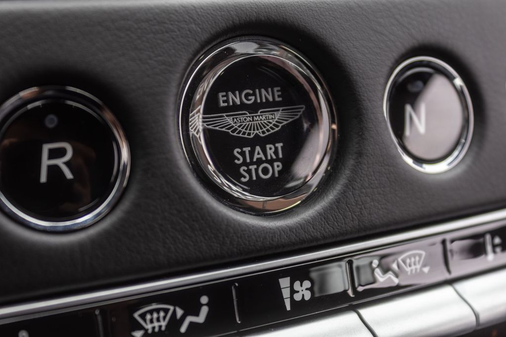 Aston Martin DBS 2019