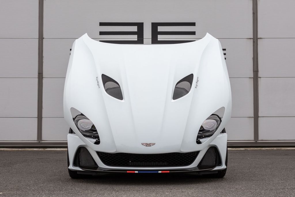 Aston Martin DBS 2019