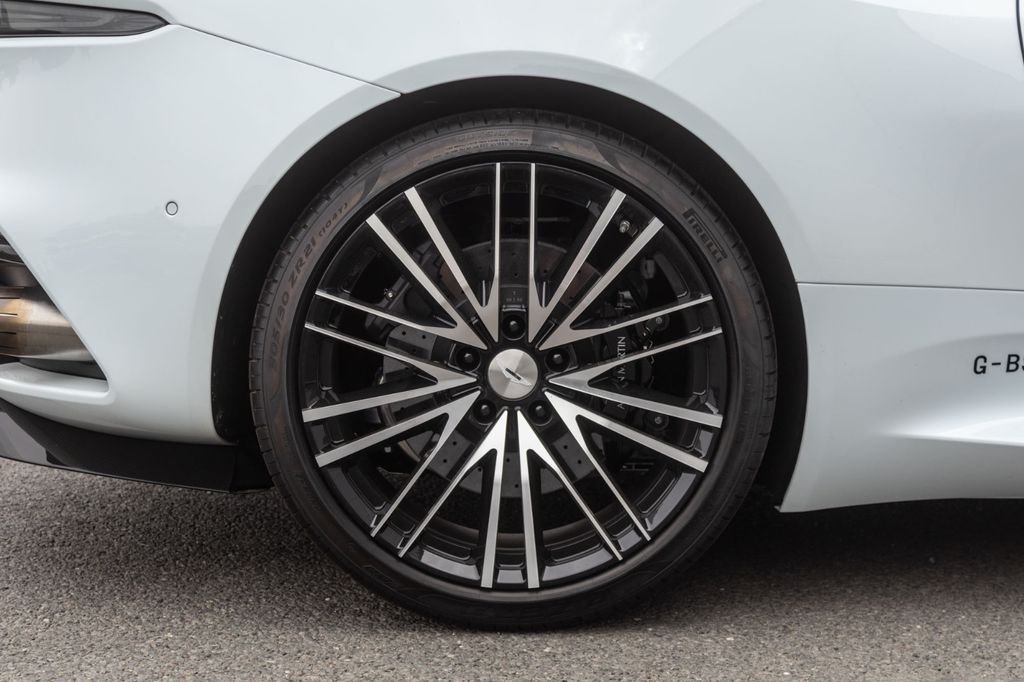 Aston Martin DBS 2019