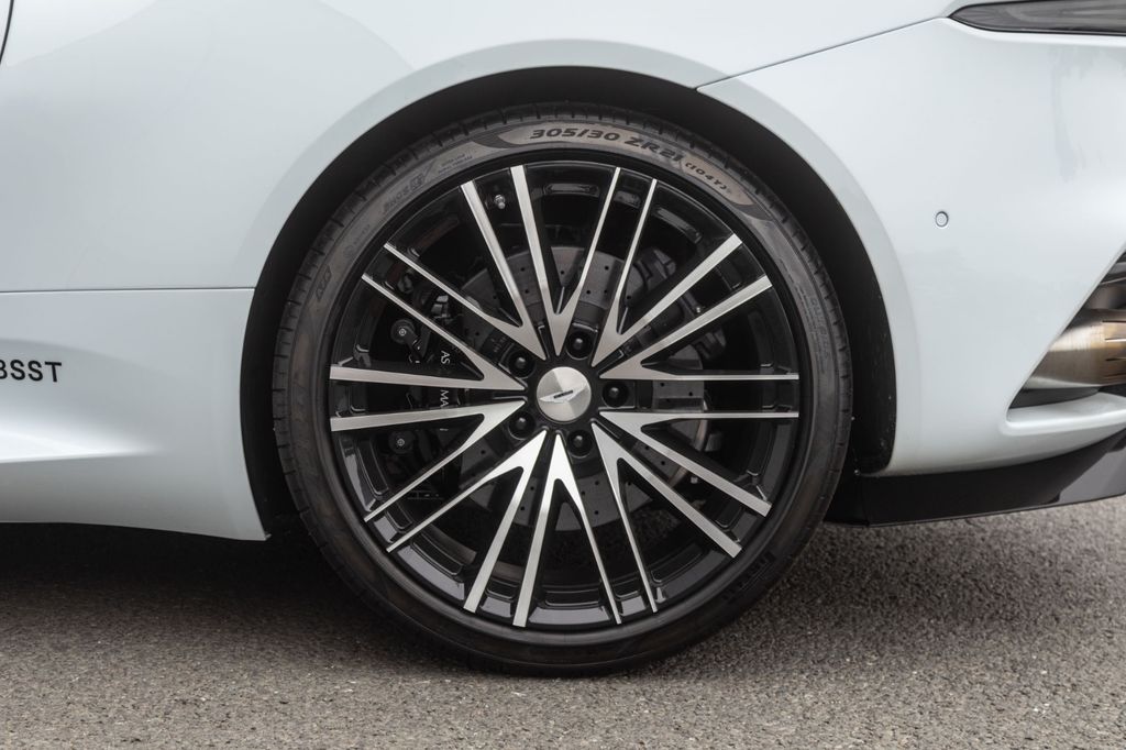 Aston Martin DBS 2019