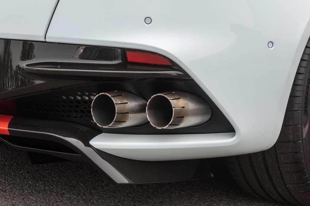 Aston Martin DBS 2019