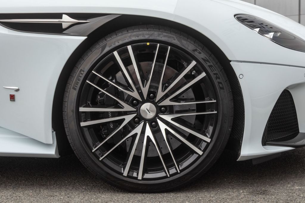 Aston Martin DBS 2019