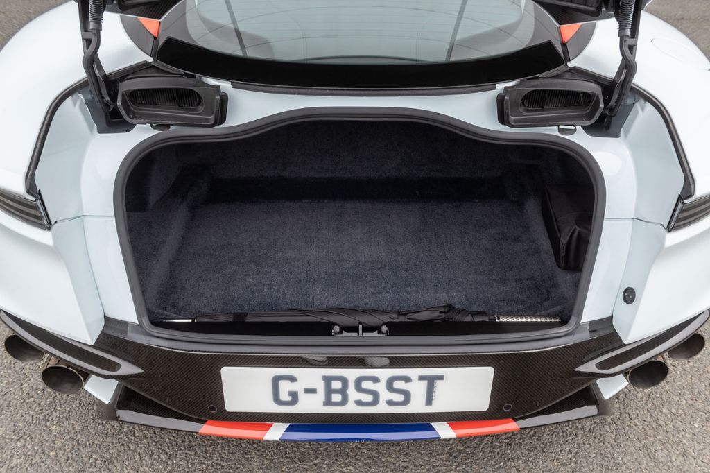 Aston Martin DBS 2019