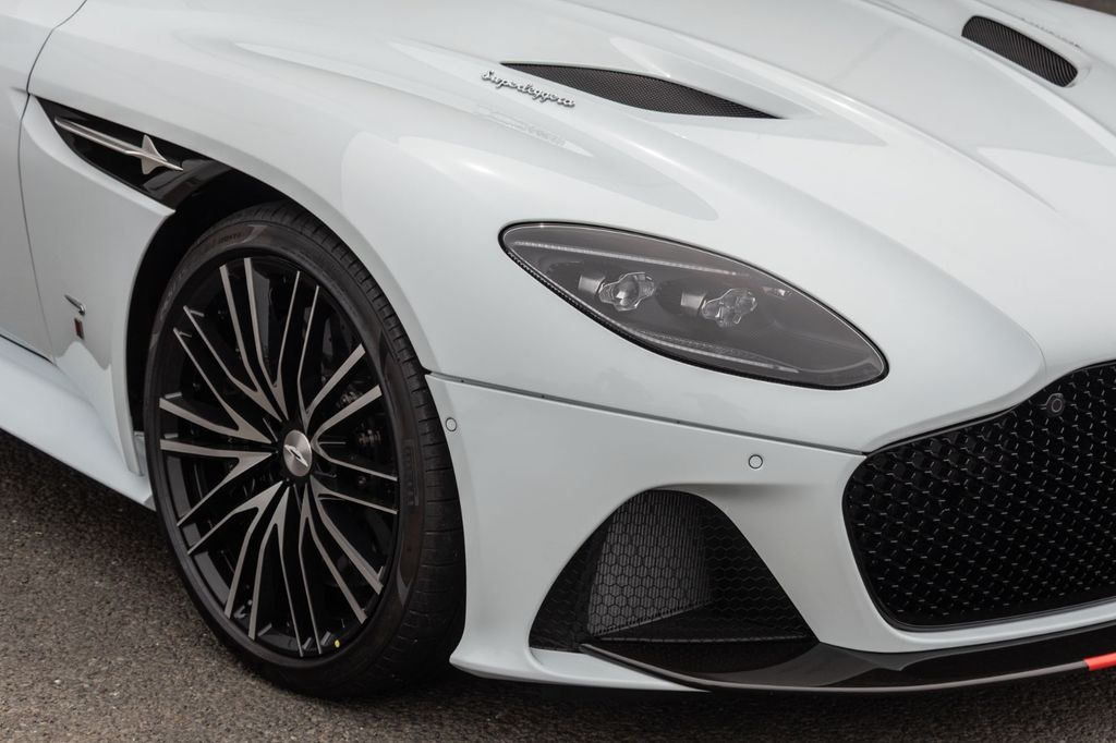 Aston Martin DBS 2019