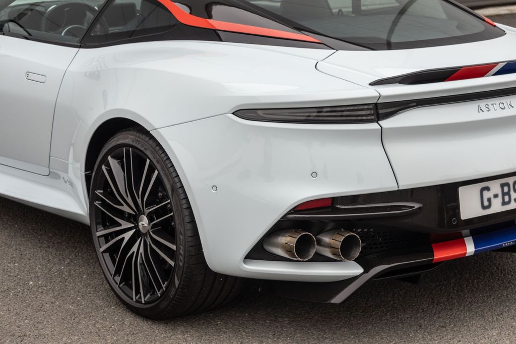 Aston Martin DBS 2019