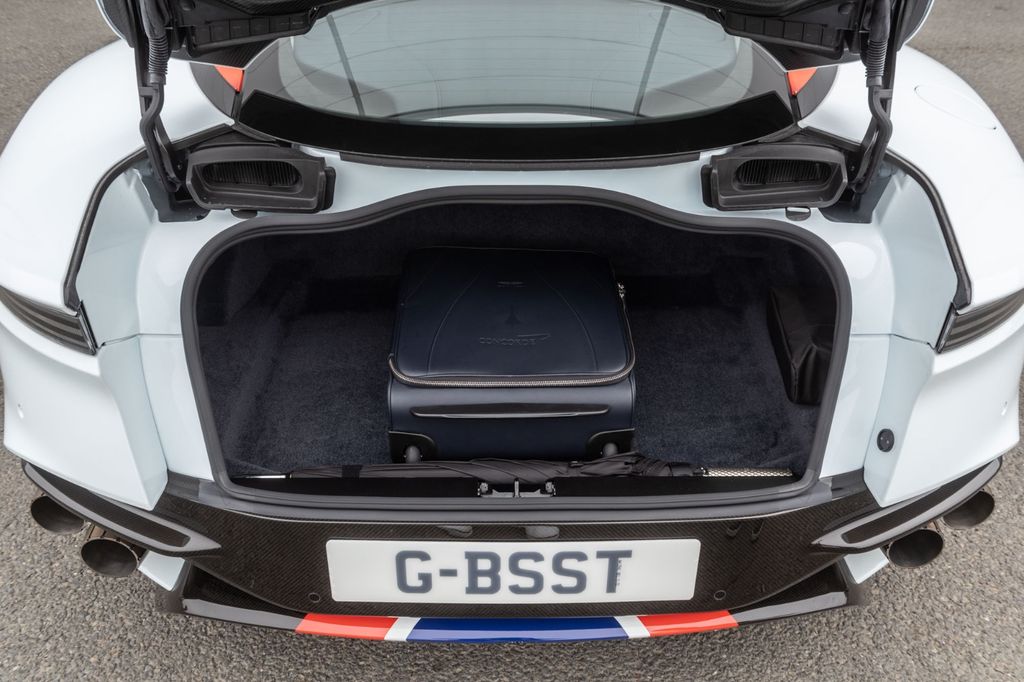 Aston Martin DBS 2019