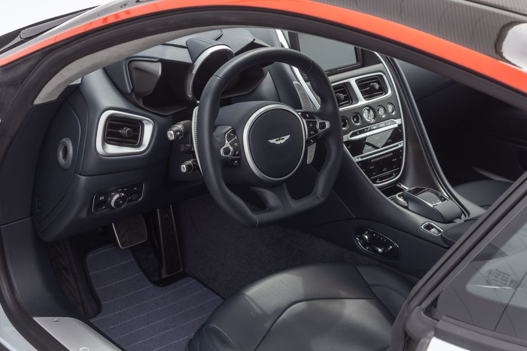 Aston Martin DBS 2019