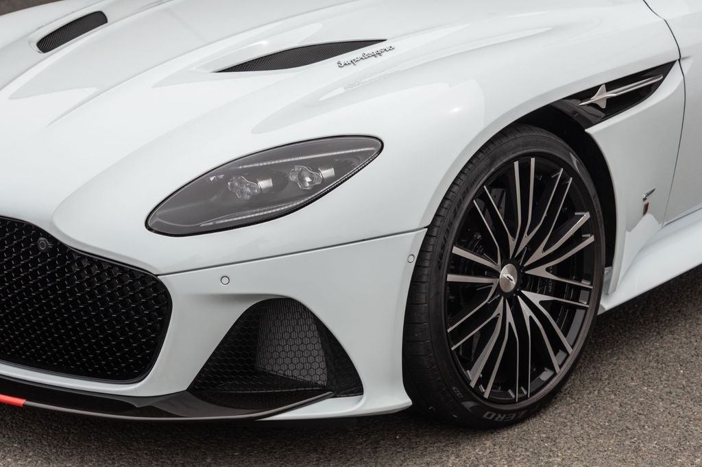 Aston Martin DBS 2019