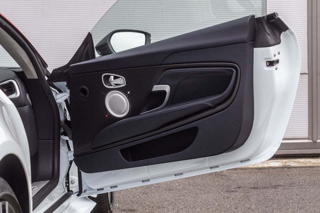 Aston Martin DBS 2019