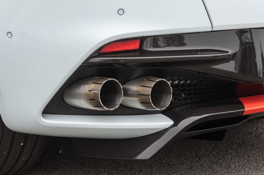 Aston Martin DBS 2019