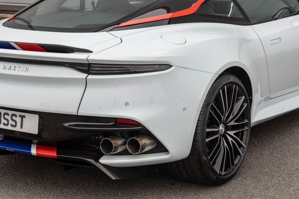 Aston Martin DBS 2019
