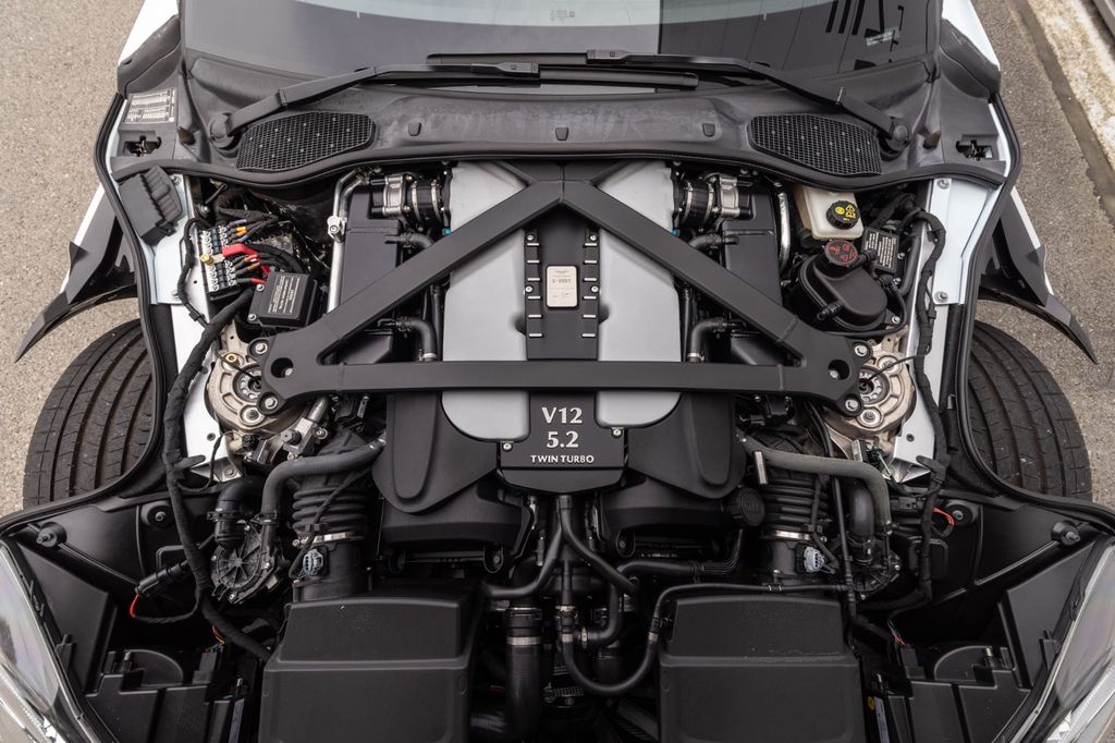 Aston Martin DBS 2019