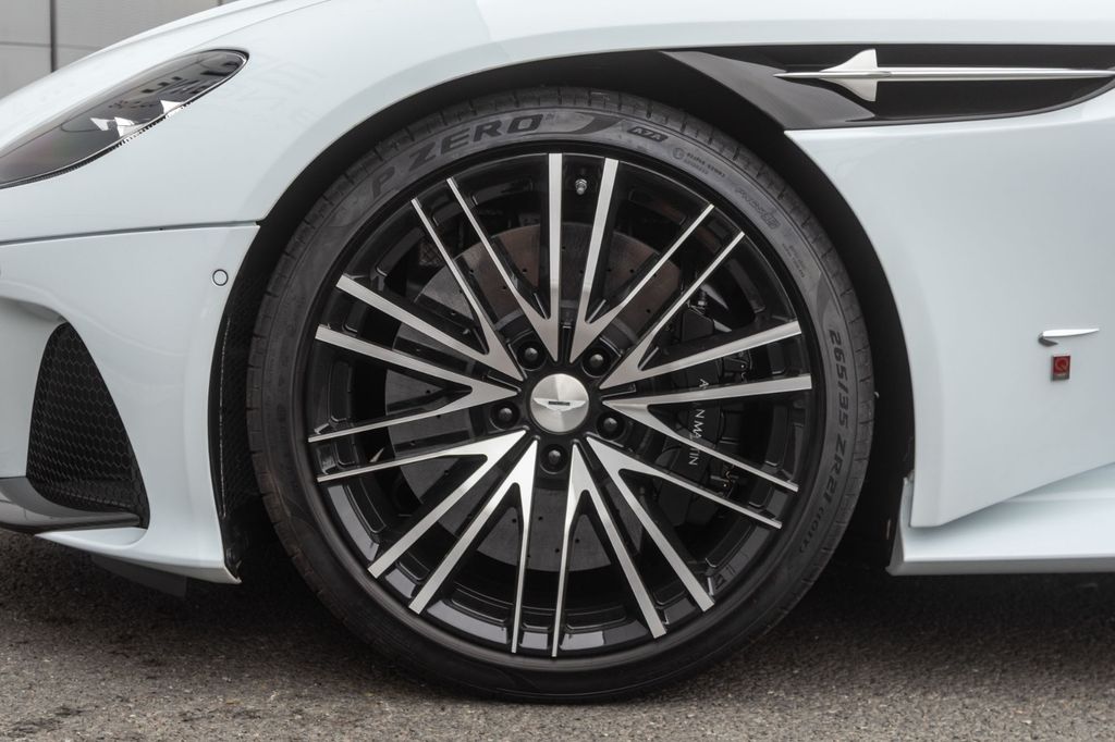 Aston Martin DBS 2019