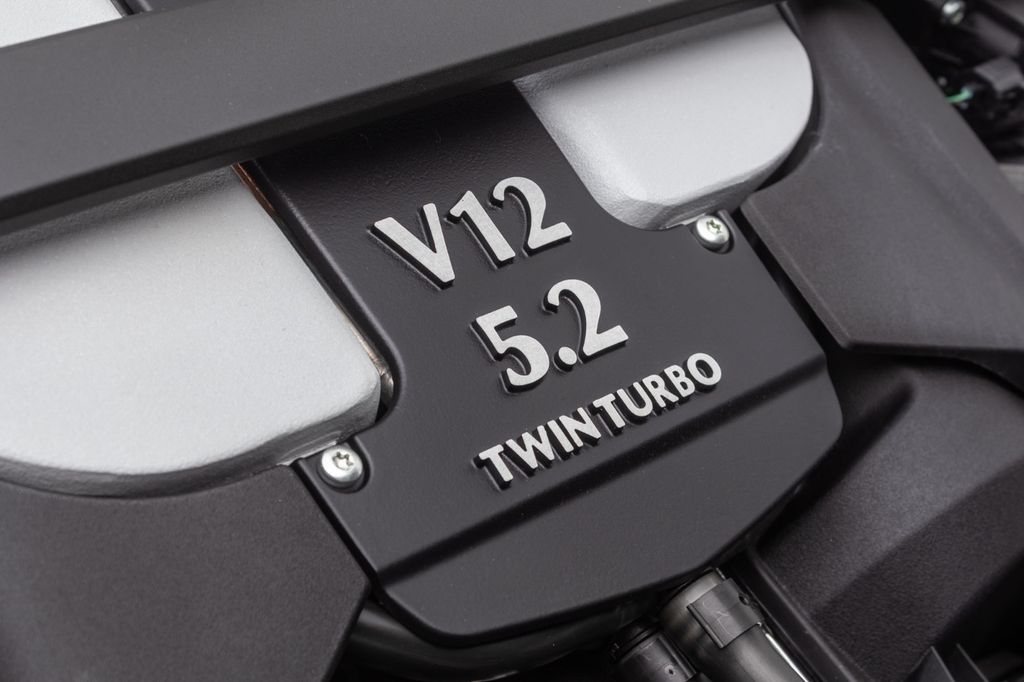 Aston Martin DBS 2019