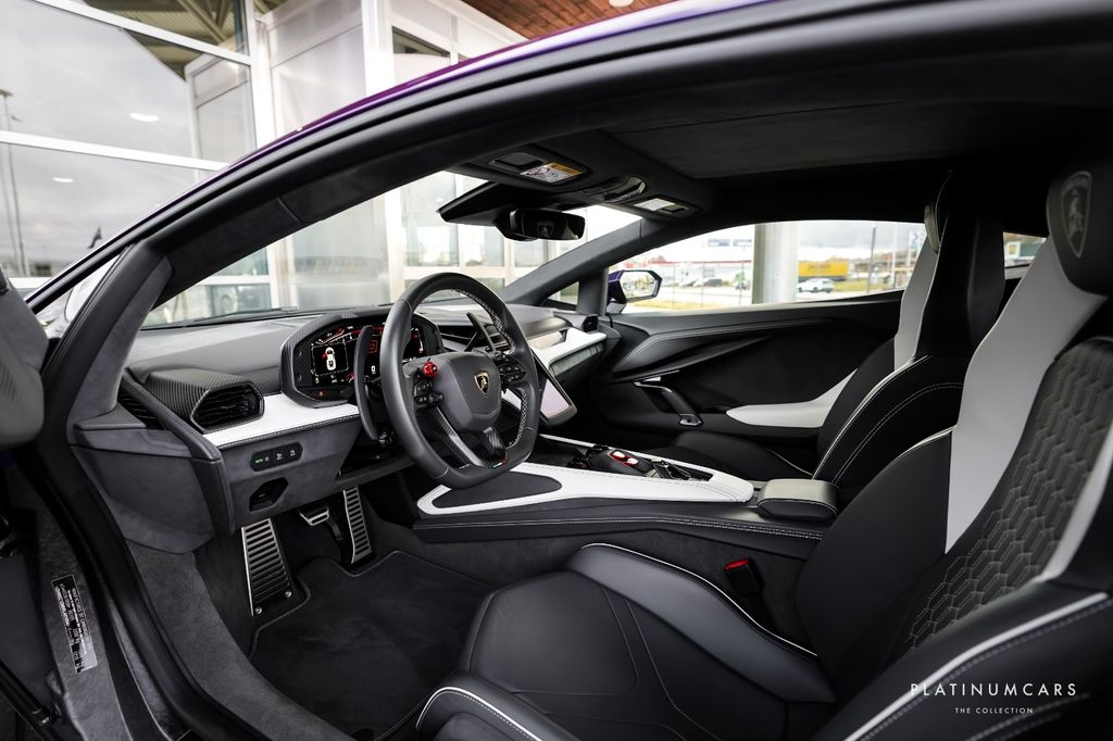 Lamborghini Revuelto 2024