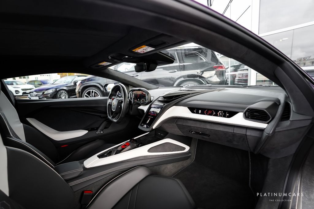 Lamborghini Revuelto 2024