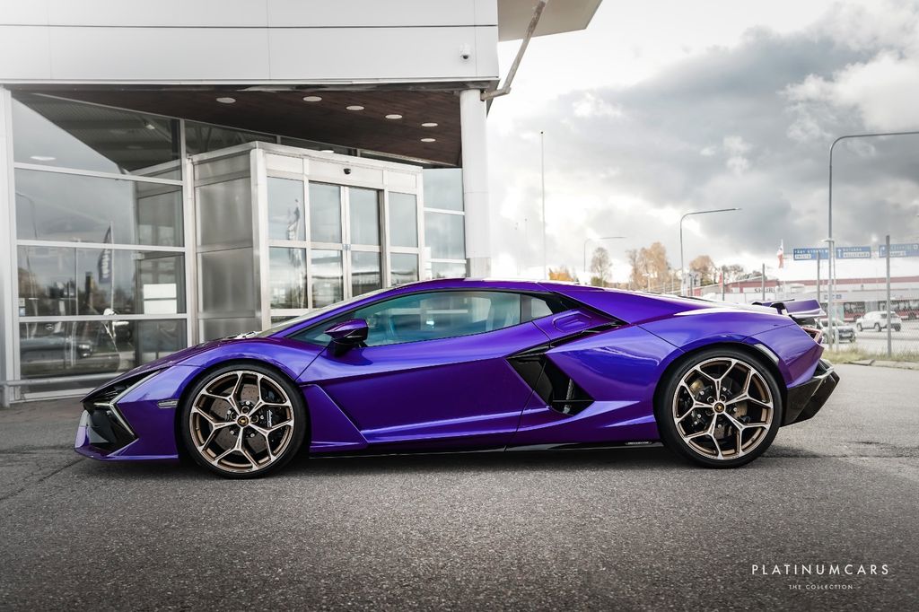 Lamborghini Revuelto 2024