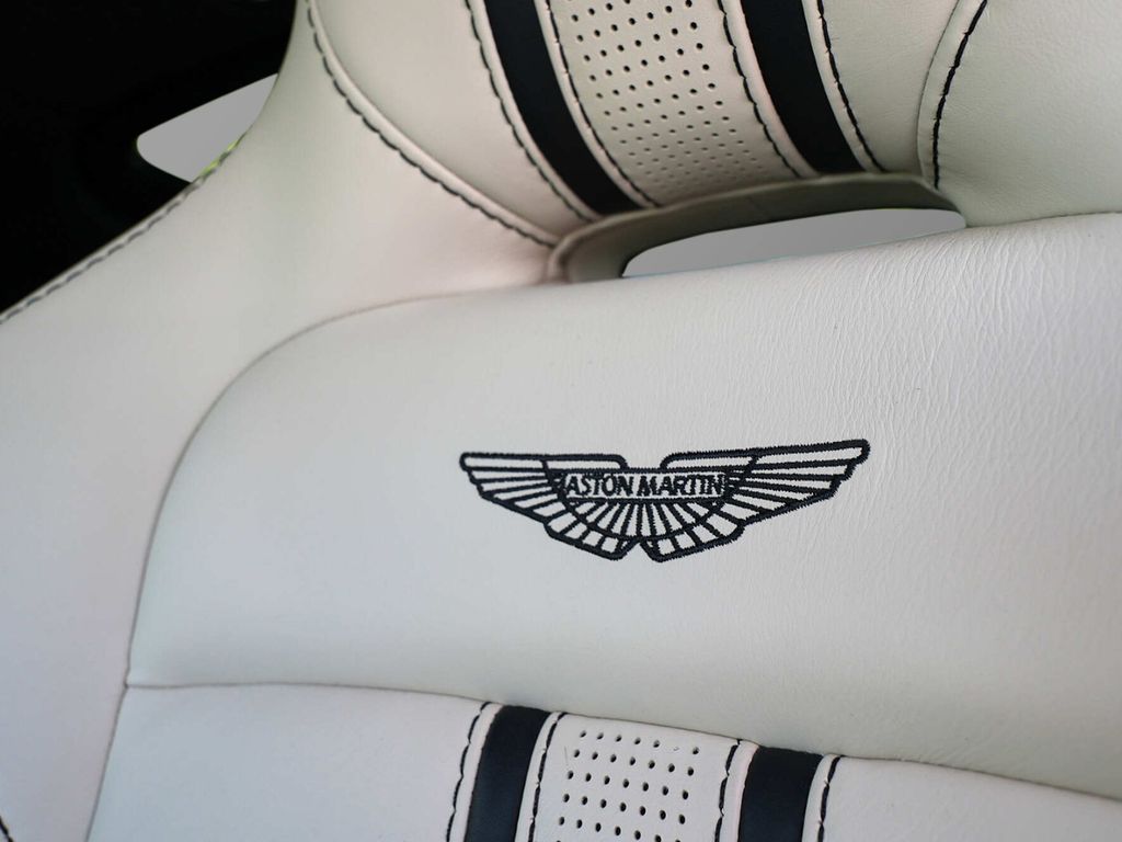 Aston Martin V8 Vantage 2022