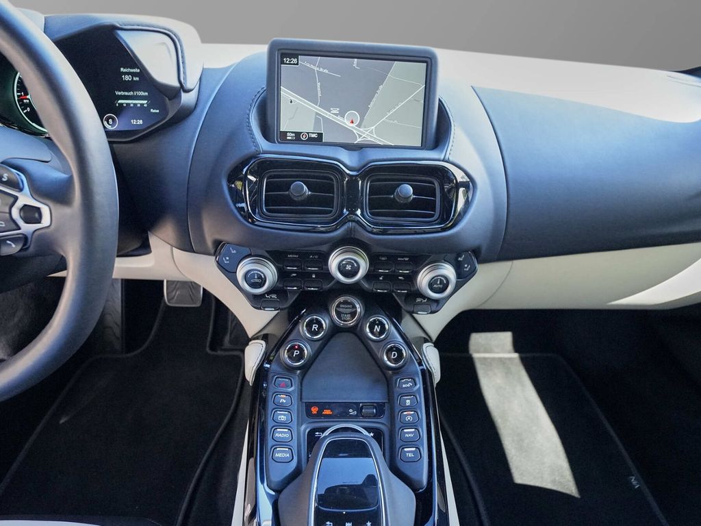 Aston Martin V8 Vantage 2022