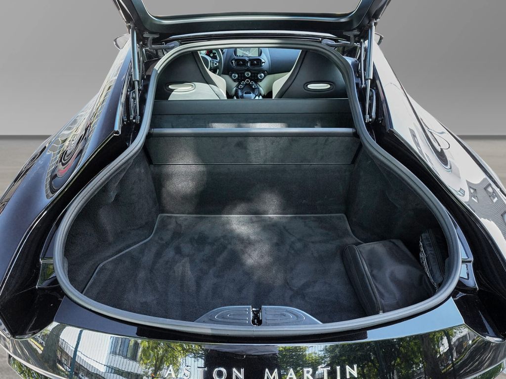 Aston Martin V8 Vantage 2022