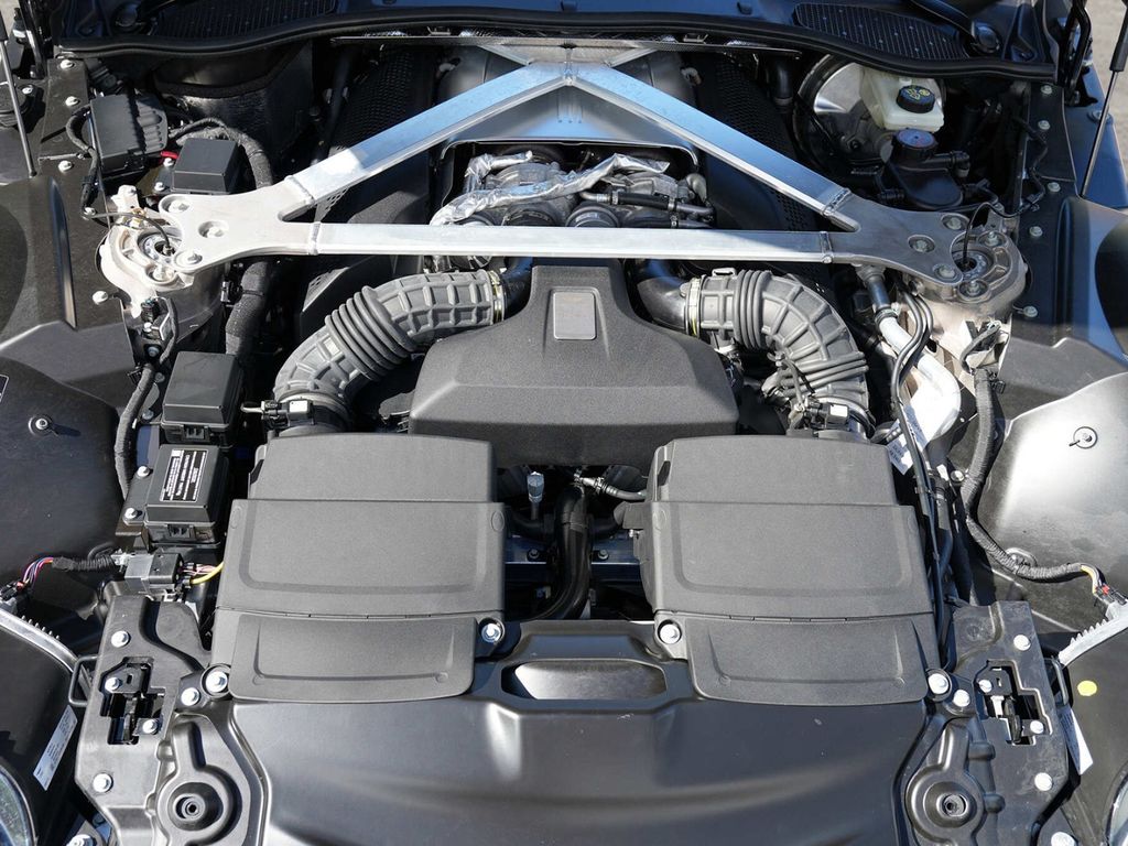 Aston Martin V8 Vantage 2022