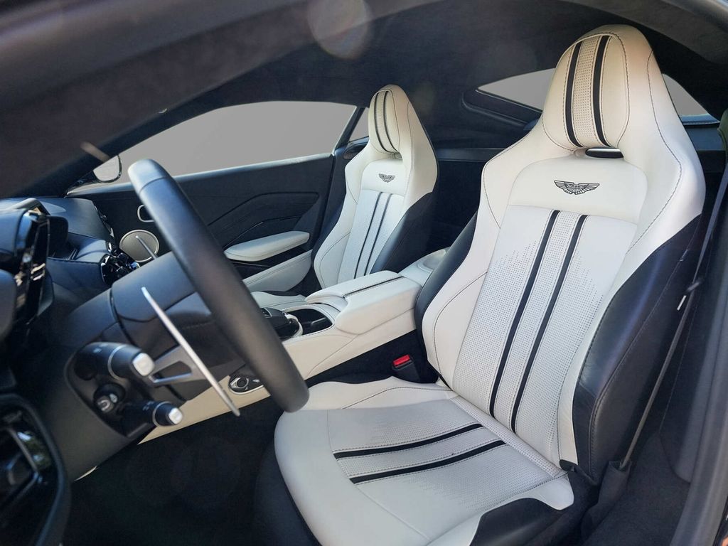 Aston Martin V8 Vantage 2022