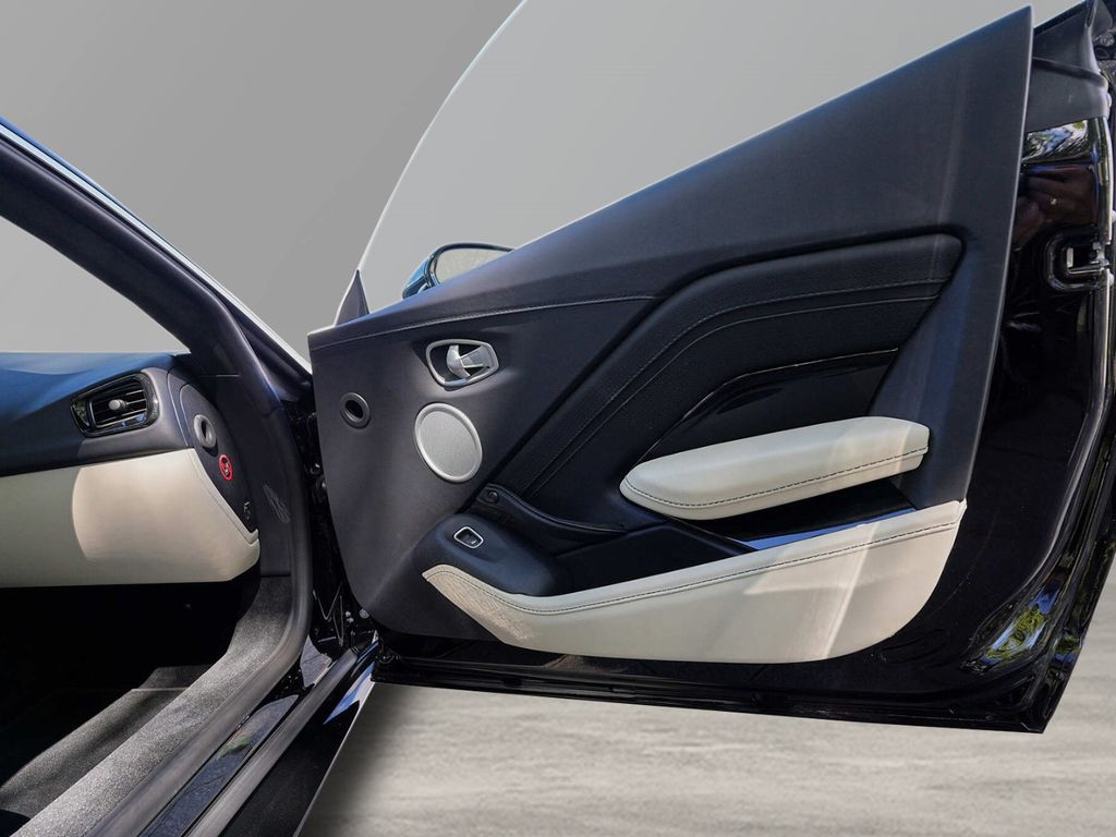 Aston Martin V8 Vantage 2022