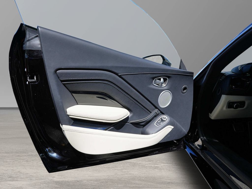 Aston Martin V8 Vantage 2022