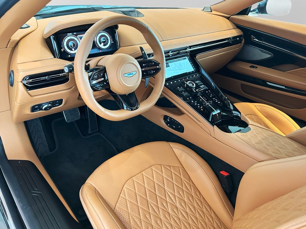 Aston Martin DB12 2024