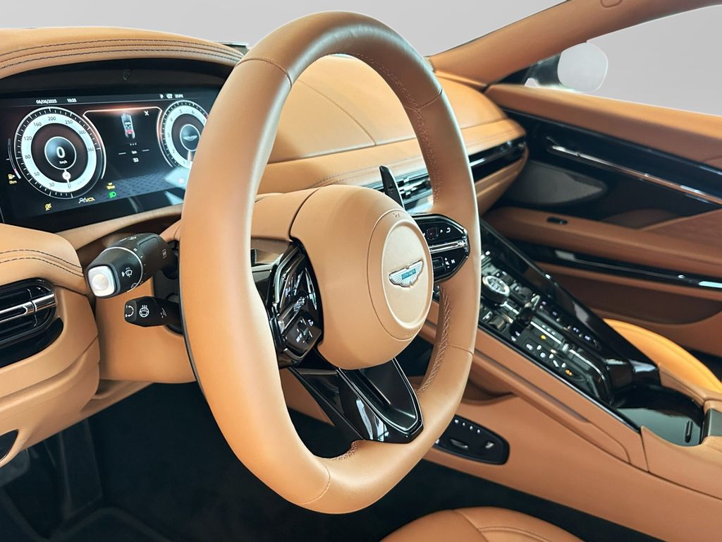 Aston Martin DB12 2024